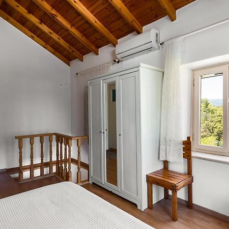 Traditional Rustic Maisonette By Konnect Agios Ioannis Peristeron  Ngoại thất bức ảnh