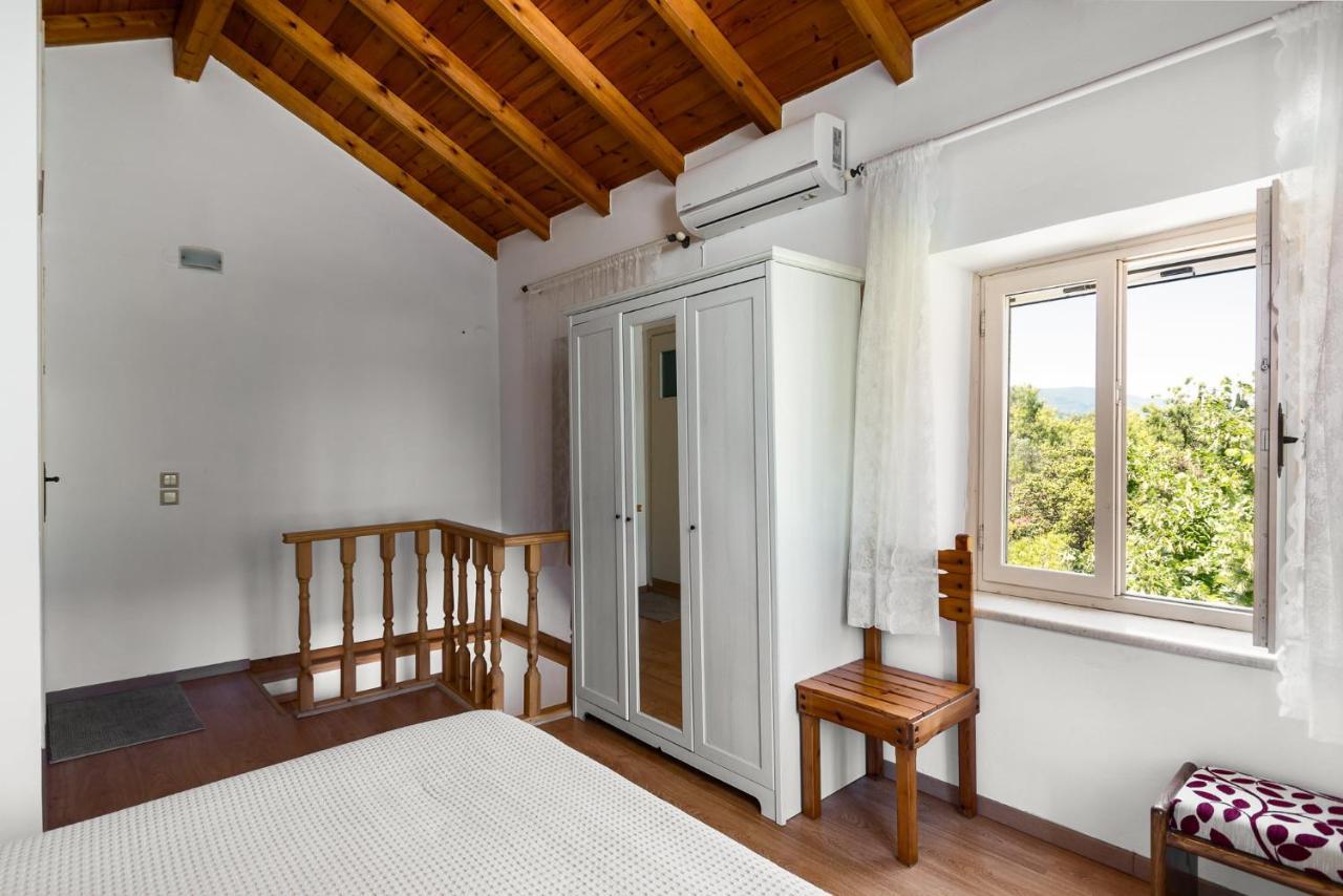 Traditional Rustic Maisonette By Konnect Agios Ioannis Peristeron  Ngoại thất bức ảnh