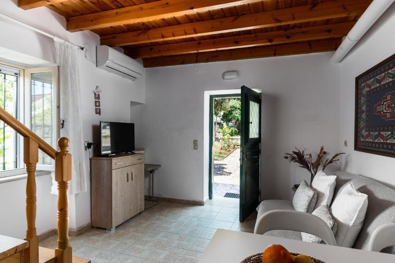 Traditional Rustic Maisonette By Konnect Agios Ioannis Peristeron  Ngoại thất bức ảnh