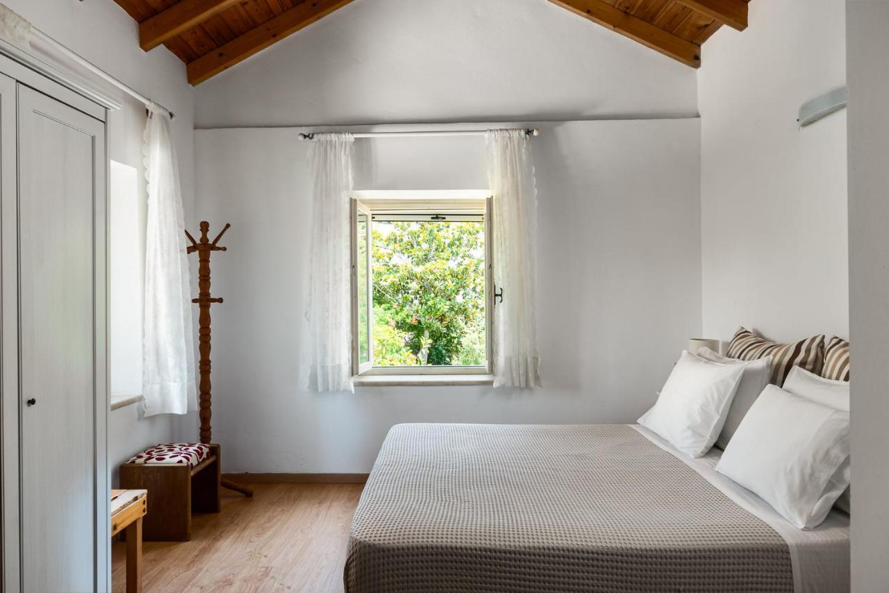Traditional Rustic Maisonette By Konnect Agios Ioannis Peristeron  Ngoại thất bức ảnh