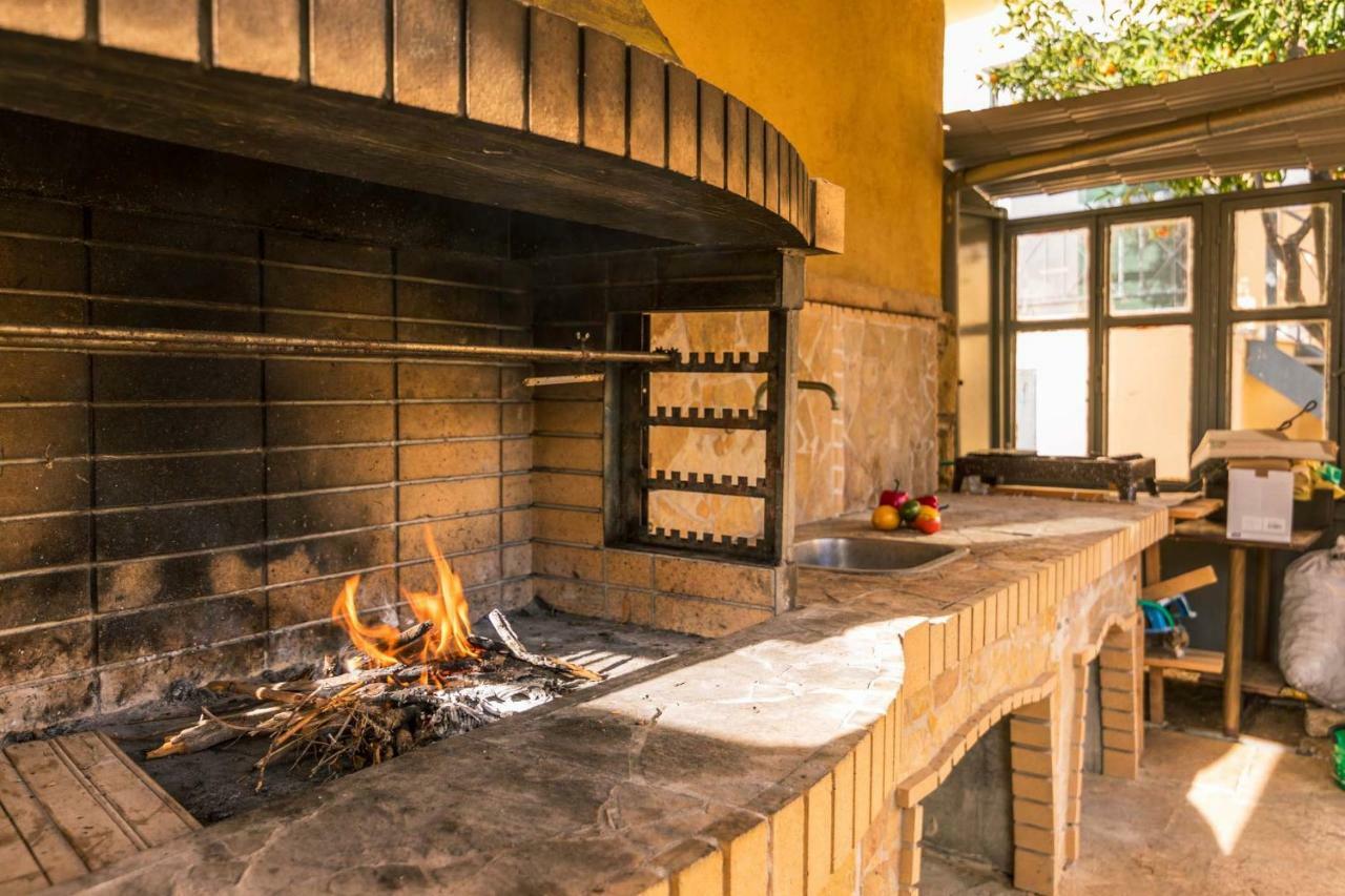Traditional Rustic Maisonette By Konnect Agios Ioannis Peristeron  Ngoại thất bức ảnh